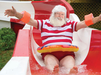 Le Père Noël dans une glissade d'eau.