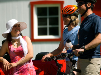 Femme seule qui rencontre un couple à bicyclette sur l'île aux Grues.