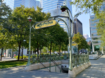 Entrée de style parisien du metro Square-Victoria à Montréal.